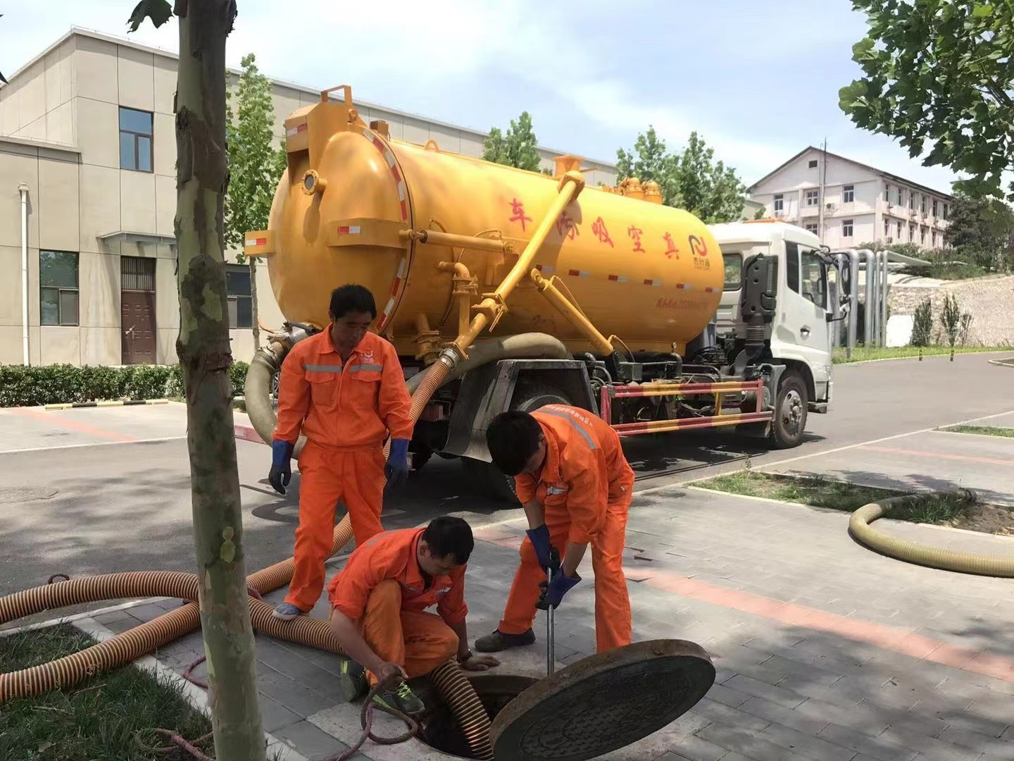 夏河管道疏通车停在窨井附近